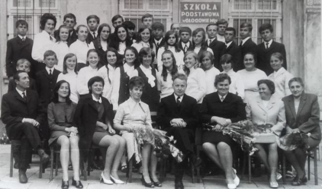 Koniec roku szkolnego lata 70. w środku siedzi W. Galas